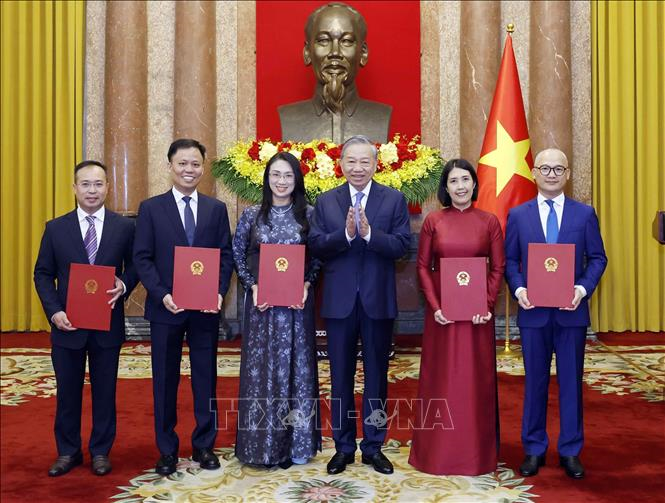 Tổng Bí thư, Chủ tịch nước Tô Lâm trao quyết định bổ nhiệm 5 Đại sứ Việt Nam tại nước ngoài